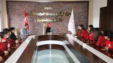 Ağrı Valisinin eşi Neslihan Gül Koç kadın futbolcularla buluştu İhlas Haber Ajansı